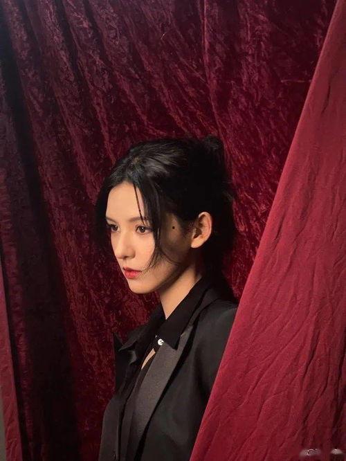 娱乐圈新小花的爆料,揭秘明星背后的真实故事 第3张 娱乐圈新小花的爆料,揭秘明星背后的真实故事 第3张